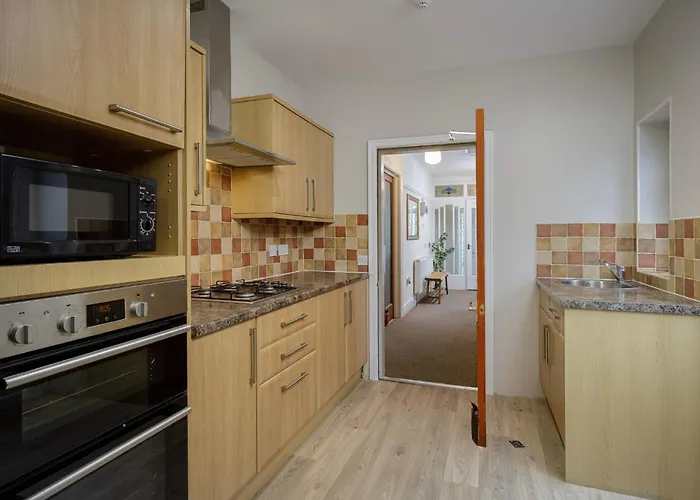 Arnside - Spacious 10-Bedroom Seaside Cottage